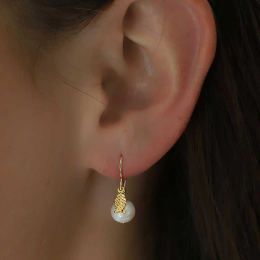 Perlen-Ohrringe mit Blatt - Katie Waltman - Lessful